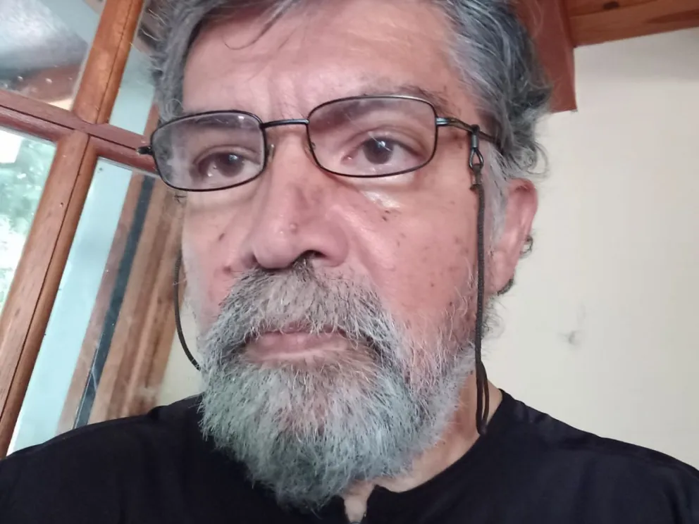 Hoy compartimos “Sobre el piano una fotografía”, de Juan Silvino Mendoza