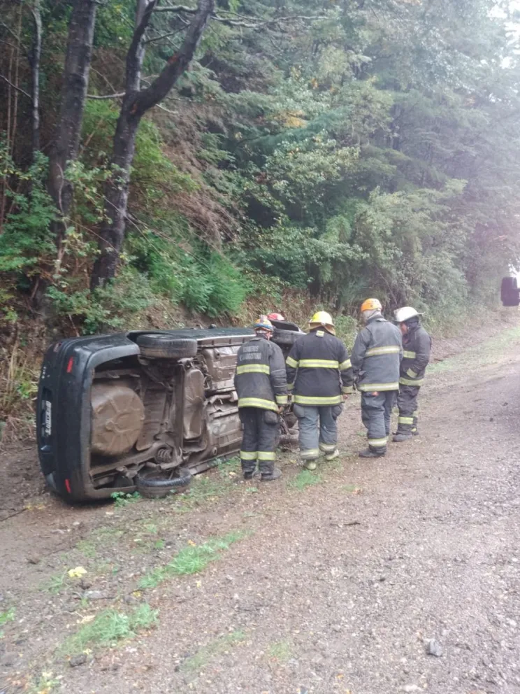 Dos heridos leves en un autovuelco en la zona de Inalco