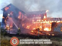 San Martín de los Andes: Salvaron sus vidas saltando desde la vivienda que se incendió por completo