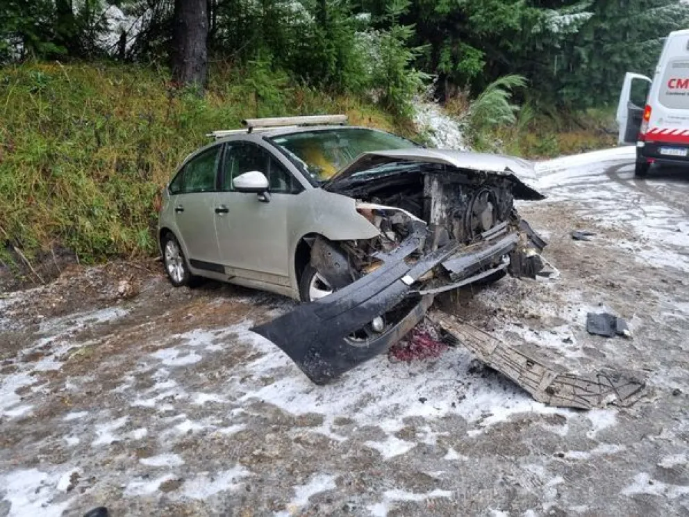 Dos heridos leves en un despiste en la curva de Cumelén