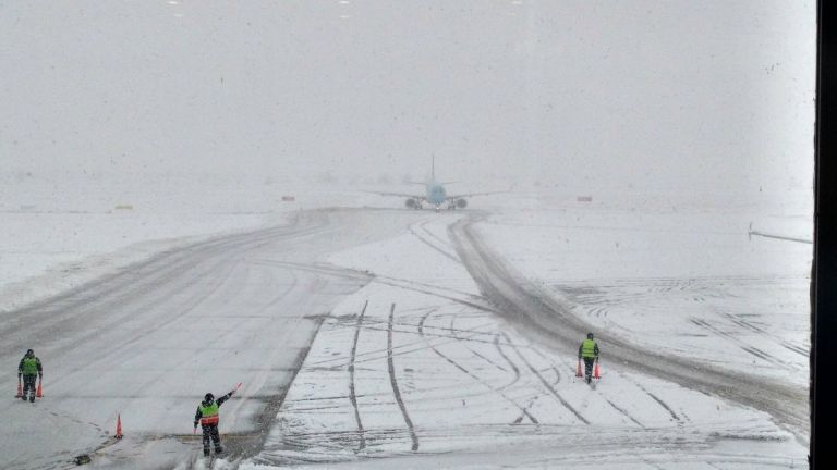 Por la acumulación de nieve, cerraron el aeropuerto de Bariloche thumbnail