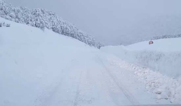 Paso Cardenal Samoré: paredones de dos metros de nieve y tránsito suspendido thumbnail