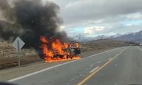 El fuego consumió una camioneta en plena ruta 237