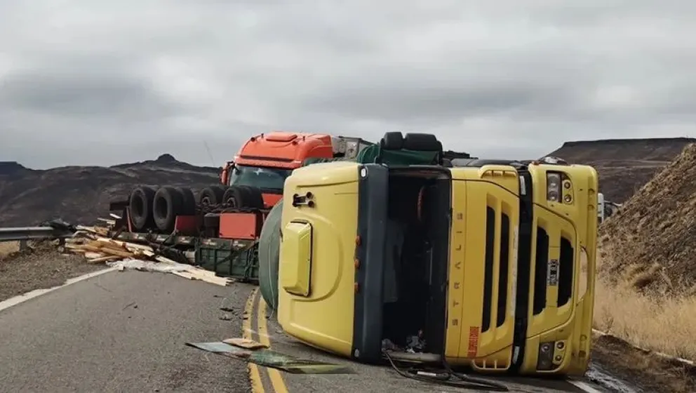 Ruta 40: dos personas resultaron heridas al volcar un camión en La Rinconada 