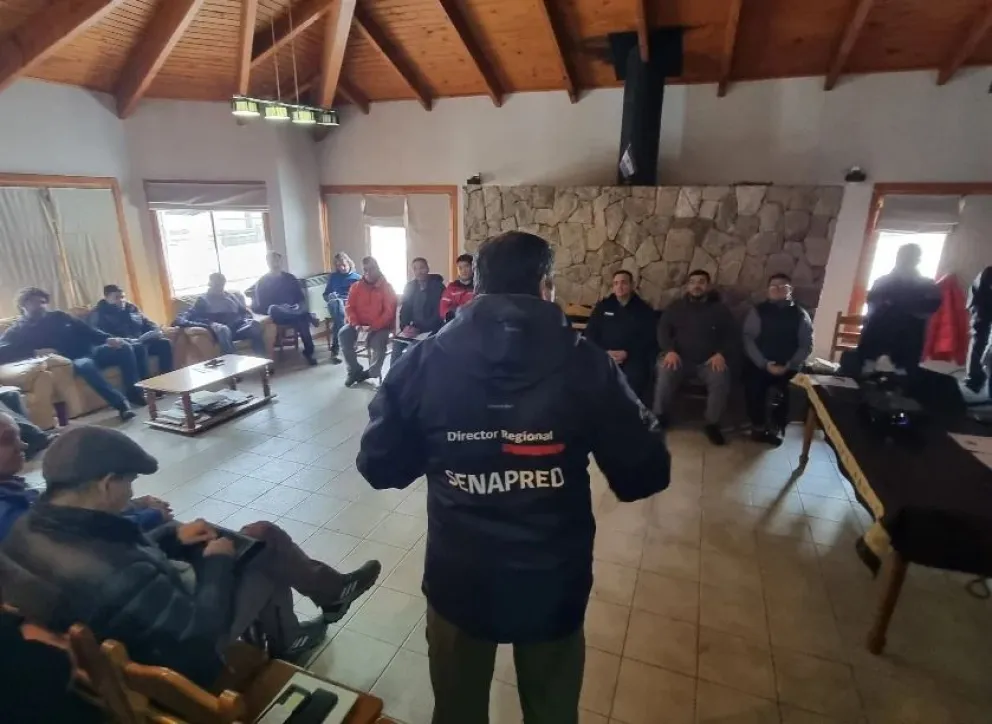 Autoridades chilenas y angosturenses coordinan acciones ante una posible erupción volcánica