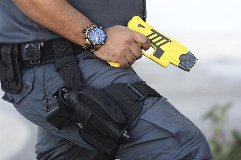 La APDH en contra de armas tipo “taser” para la policía neuquina thumbnail