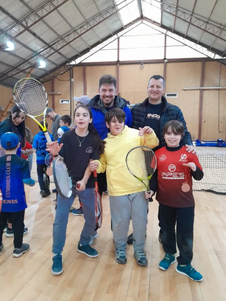 Jóvenes tenistas fueron parte de una jornada de tenis en San Martín de los Andes