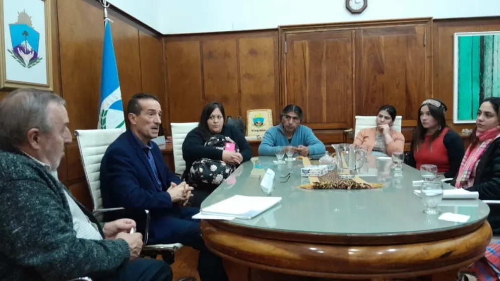 Integrantes del Lof Paisil Antriao le plantearon al ministro Tobares la sentencia que obliga a devolver el camping Correntoso, la carpeta técnica y la obra de energía