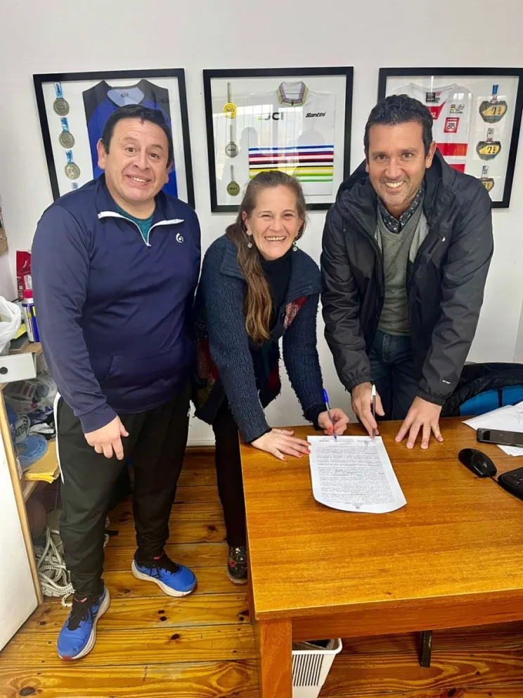 Se firmó el convenio entre Coihues y Deportes por el uso de la cancha Andrés Coronado