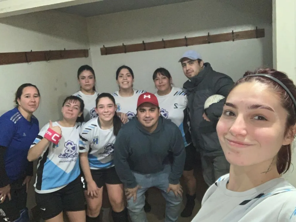 Goleada y un pie adentro en las semifinales para las chicas de Siempre Verde