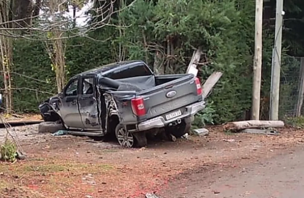 Accidente en la península de Puerto Manzano: una camioneta impactó contra el acceso a un complejo turístico