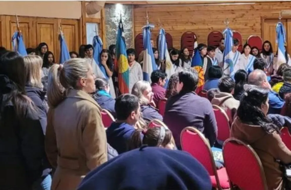 ISFD: "Algunos argumentos para sostener por qué las infancias del pueblo mapuche tienen derecho a portar la Wenufoye"