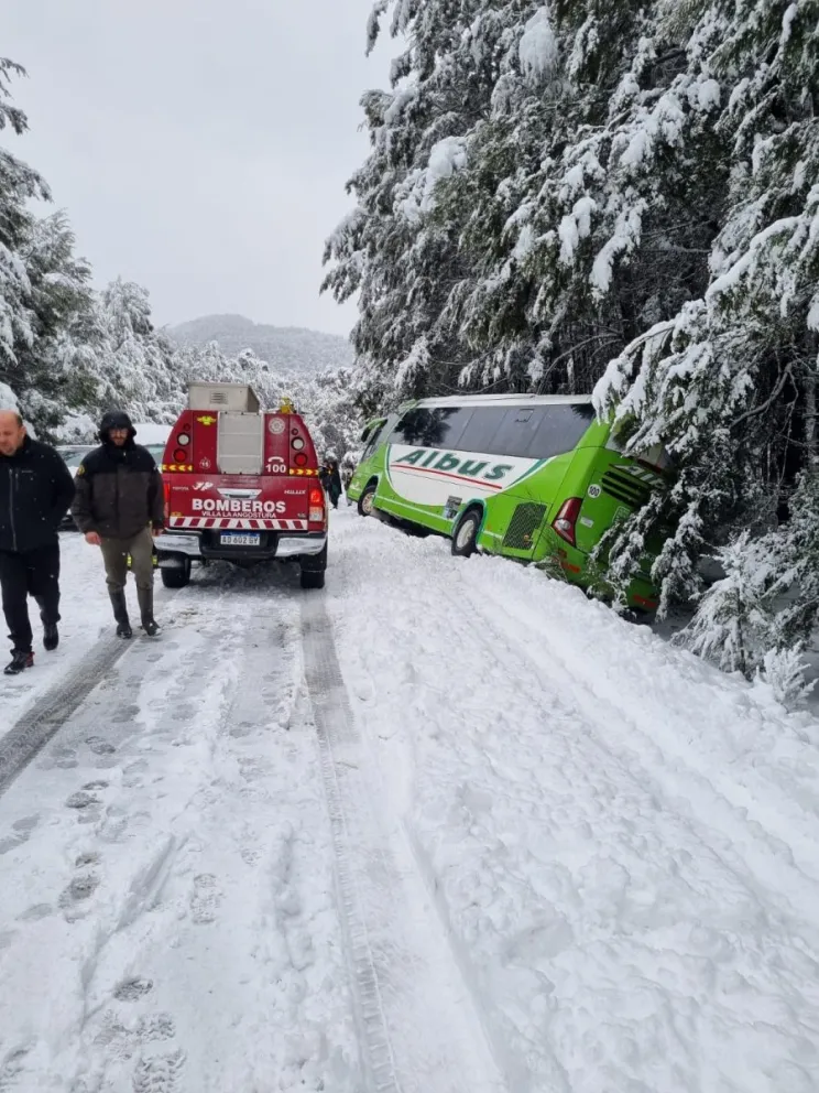 Bomberos debieron asistir a dos colectivos que quedaron varados por la nieve