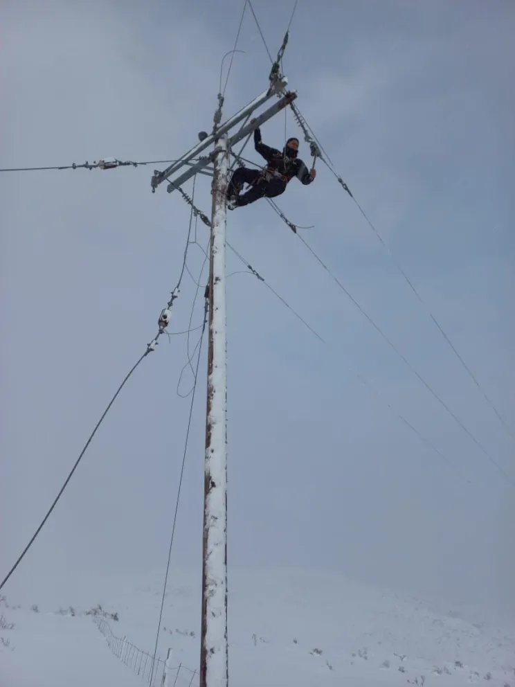 Por qué el sistema eléctrico de Angostura no resiste las nevadas: la reglamentación, los anuncios y las excepciones