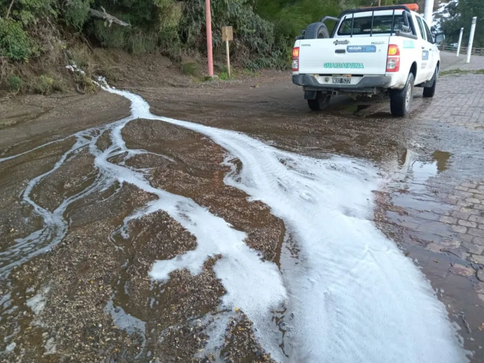 URGENTE: OTRA VEZ DOS LAGOS PROVOCA UN DERRAME AL LAGO CORRENTOSO