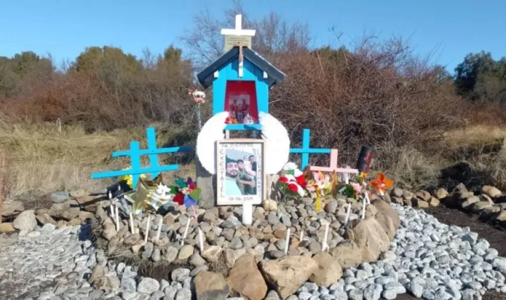 Tragedia de la Ruta 40: colocaron un altar y soltaron globos para recordar a Exequiel, Lisandro, Tahiel y Martina,