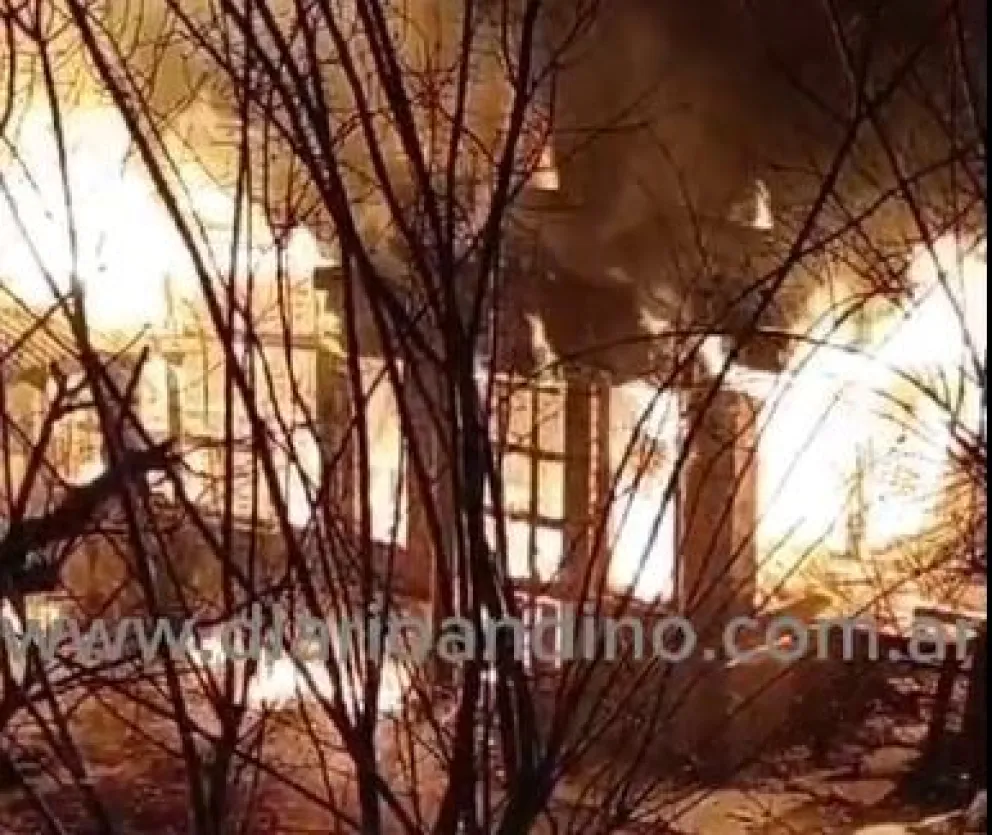 Un incendio consumió parte de una vivienda en el barrio El Cruce ( Ver video)