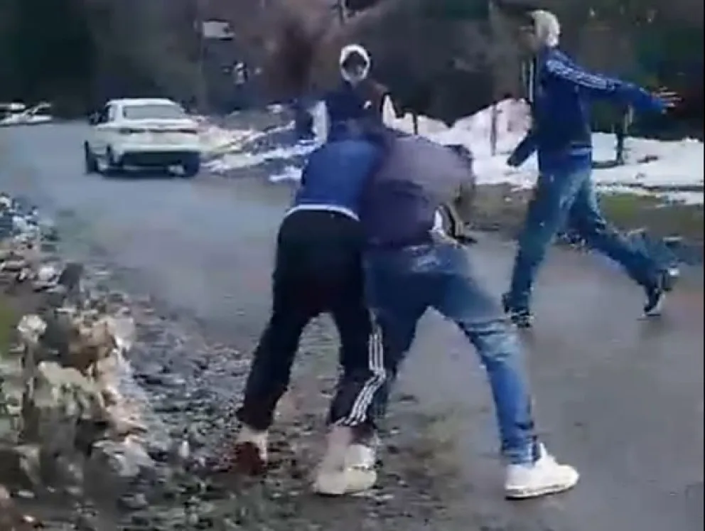 Alertan sobre peleas que organizan los jóvenes: Temen que la situación pase a mayores