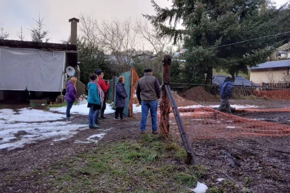 Con una topadora, propietarios lograron ingresar a una casa "usurpada y recuperarla" (Video)