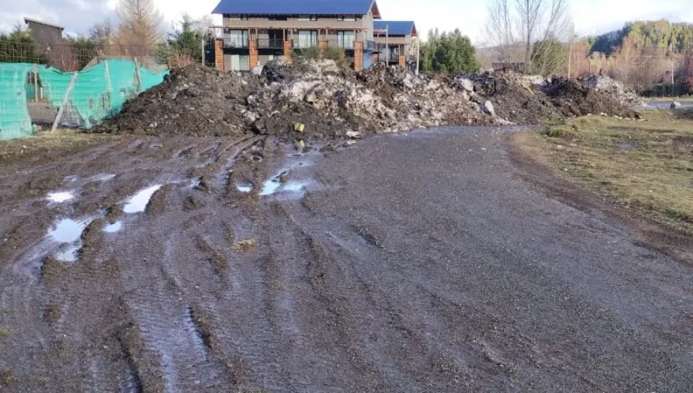 Ante la "falta" de espacios del predio del CEF, la pista de atletismo fue el lugar elegido para acumular la nieve
