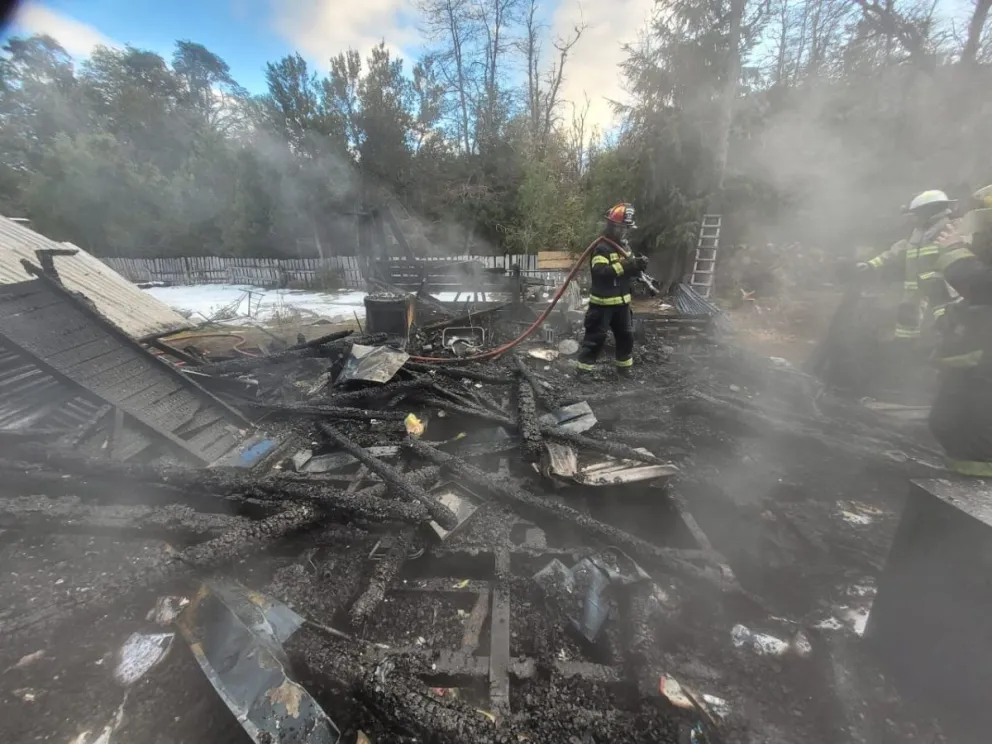 Un incendio consumió por completo una vivienda en Calfuco