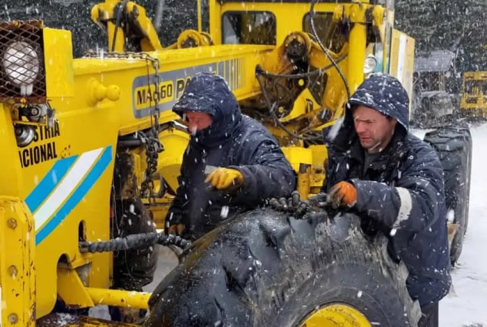 Trabajadores municipales aseguran que la motoniveladora se rompió por negligencia y no por falta de mantenimiento