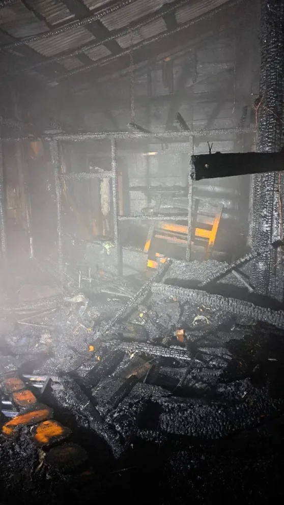 Un voraz incendio consumió parte de una vivienda en el Barrio El Mallín (Video)