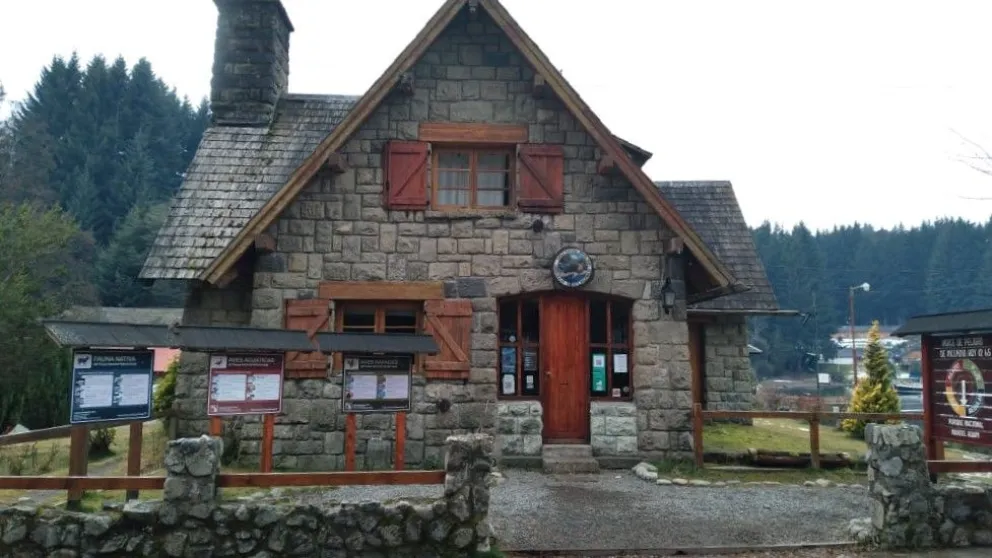 Parques infraccionó a una pareja que acampaba en una zona prohibida