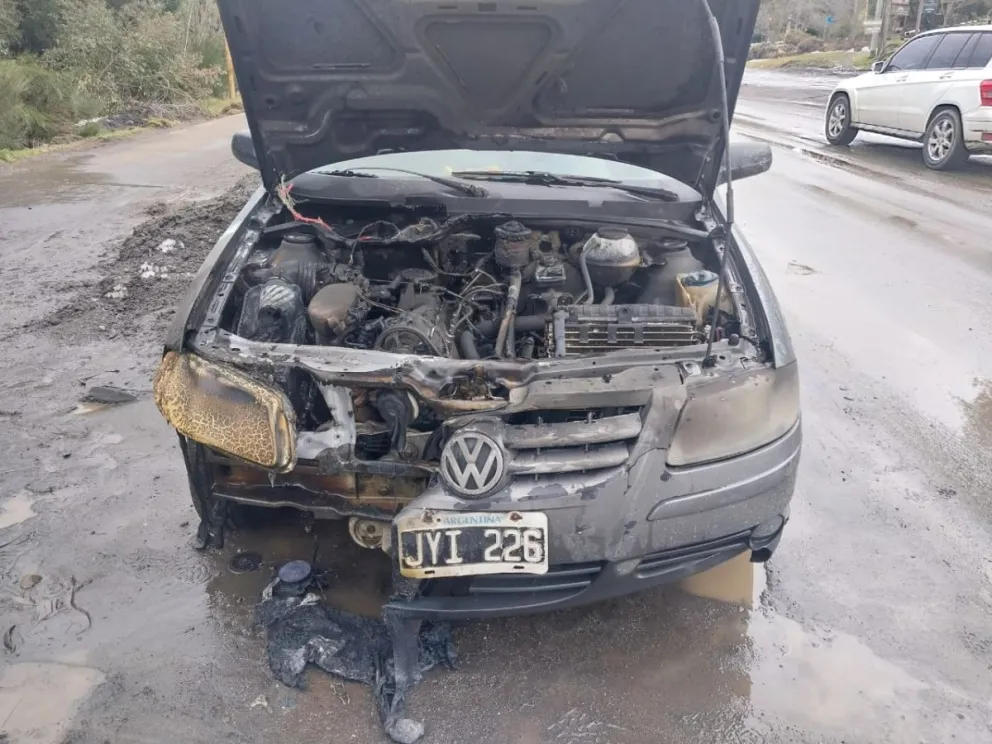 Se incendió un vehículo que circulaba por la Avenida 7 Lagos