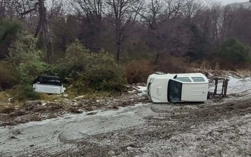 Un herido leve en un espectacular accidente entre una camioneta y un colectivo