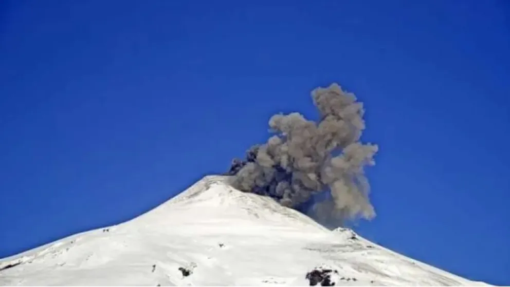 Doble pulso eruptivo en el Volcán Villarrica: La columna de cenizas alcanzó los 320 metros  