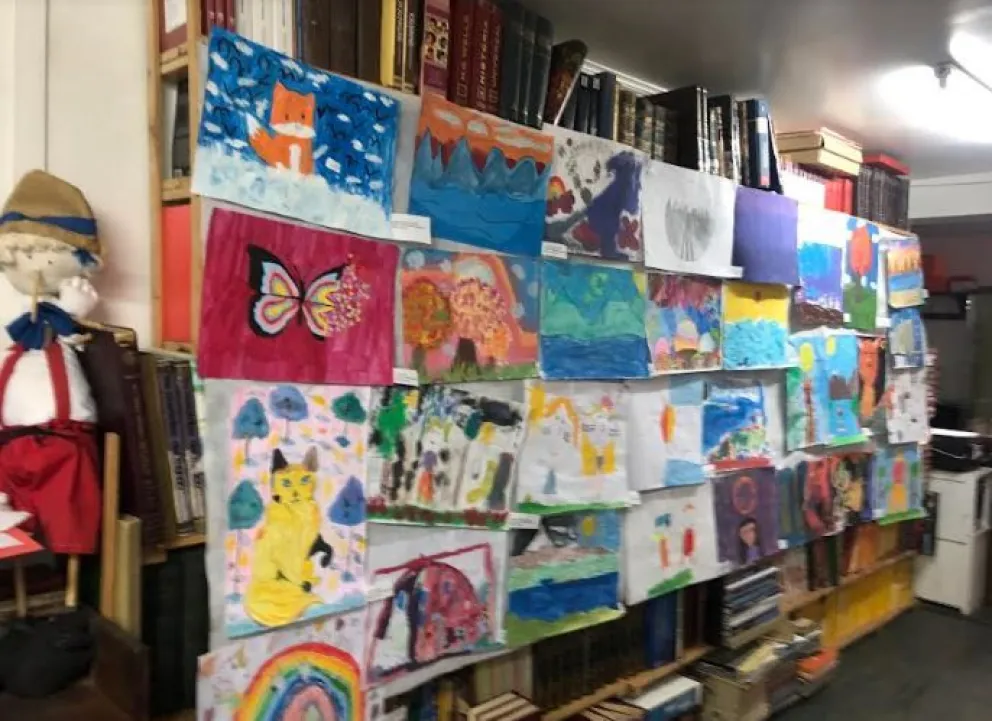 Invitan a una exposición de dibujo y pintura en la biblioteca del Mallín