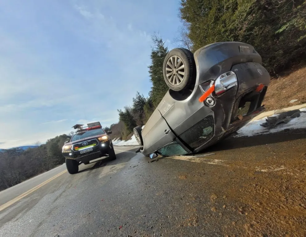 Un herido leve en un vuelco ocurrido en la Ruta Siete Lagos