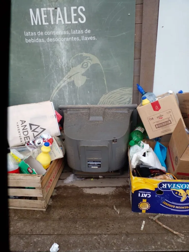 Complicaciones de algunos vecinos para entender qué se puede dejar y qué no en el Ecopunto