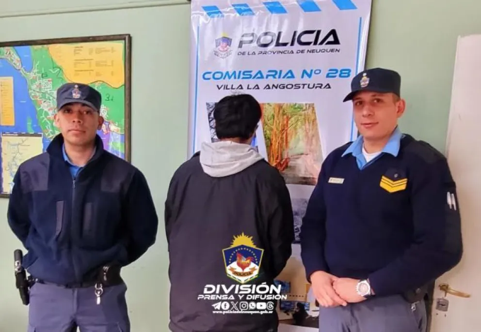 Fue a visitar a un amigo que estaba demorado en la comisaría y quedó detenido por tener pedido de captura