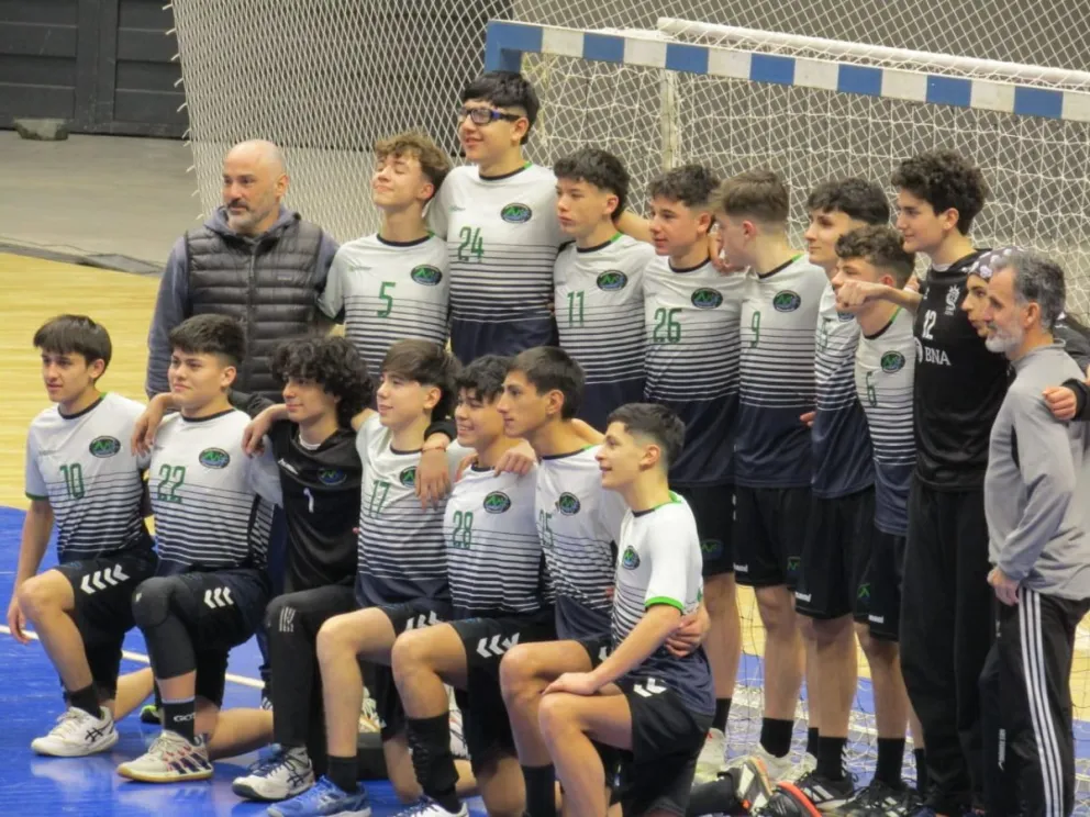 Jugadores y cuerpo técnico del CEF N° 7 presentes en el Argentino de selecciones de handball cadetes
