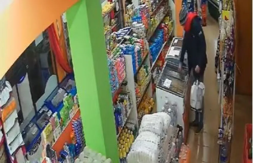 Robó en un autoservicio, quedó filmado y se hizo viral