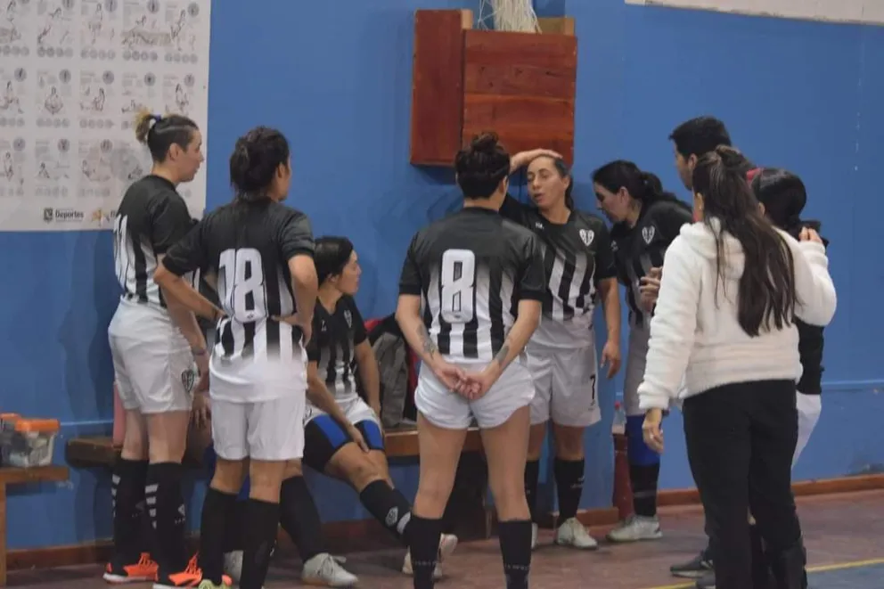 La Peña vs Al Margen: duelo de líderes de la zona A del futsal municipal de Bariloche