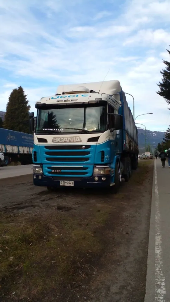 Clic Urbano: camión estacionados en la banquina, a contramano y a metros del cartel de “No estacionar”