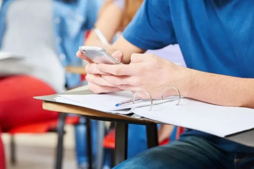 Diputados provinciales buscan, por ley, limitar el uso de teléfonos celulares en los colegios
