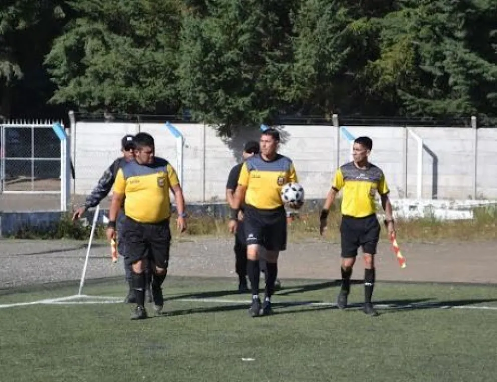 Invitan a cursos de arbitraje de futbol y vóley teórico - práctico