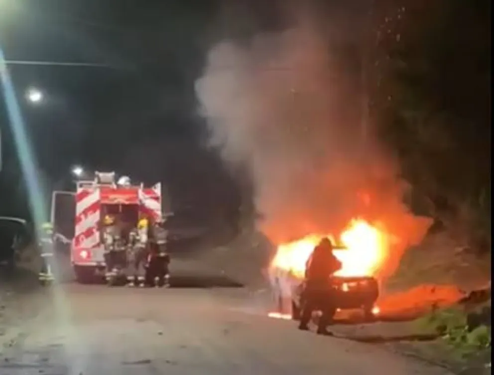 Barrio El Mallín: Un incendio consumió un vehículo (Video) 