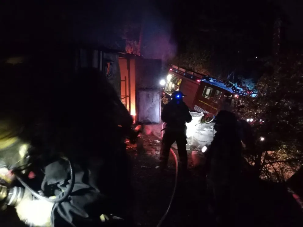 Incendio de una casilla rodante en la costa del lago Nahuel Huapi
