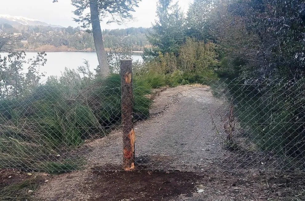 Vecinos de Villa Correntoso advierten que “alguien” cerró una calle que llega hasta el lago y el río