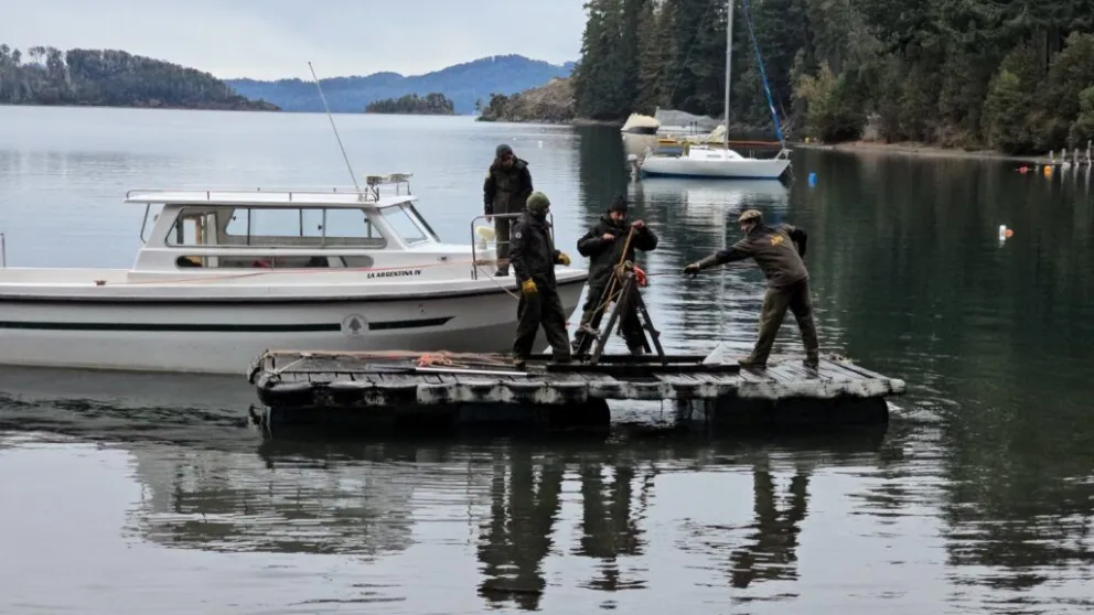 Por primera vez en la historia se realizó un operativo para retirar boyas ilegales en el lago Nahuel Huapi