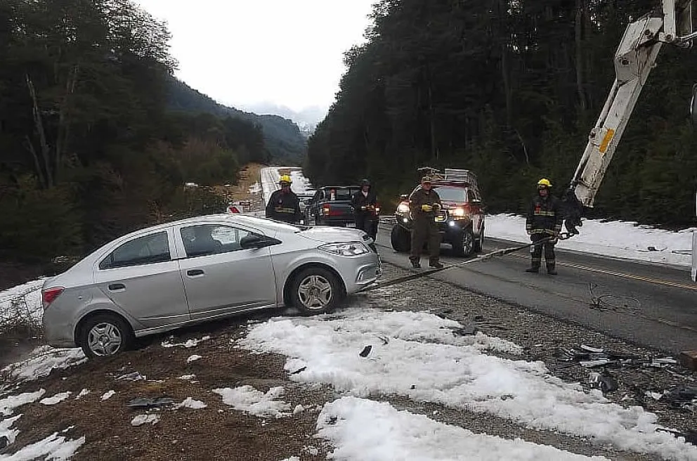 Incidente vial en Ruta 40: vehículo desbarrancó en la zona de la Hostería 7 Lagos