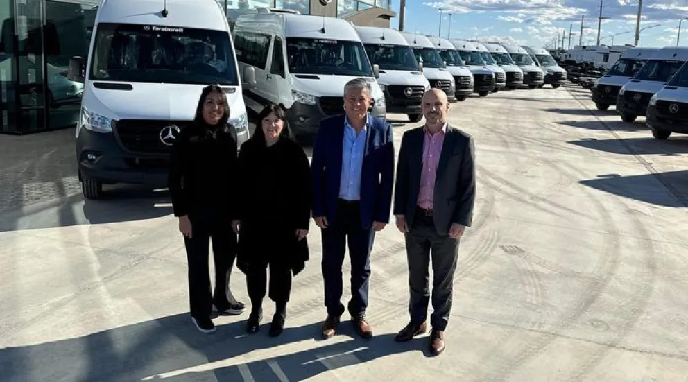 El gobierno adquirió 20 minibuses para transporte escolar: al menos uno será destinado a La Angostura