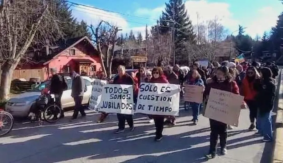 Vecinos se manifestaron en contra del veto presidencial a la Ley de Movilidad jubilatoria 