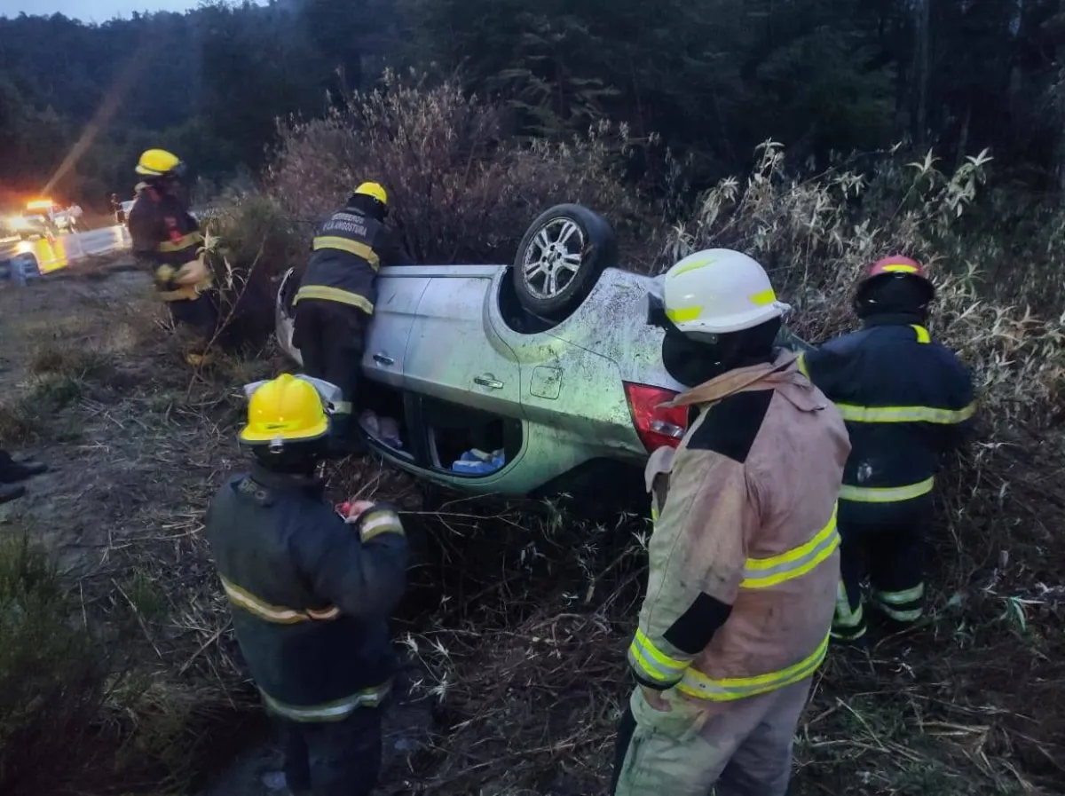 Ruta 7 Lagos: Dos personas heridas al volcar un auto en la zona de Ruca ...