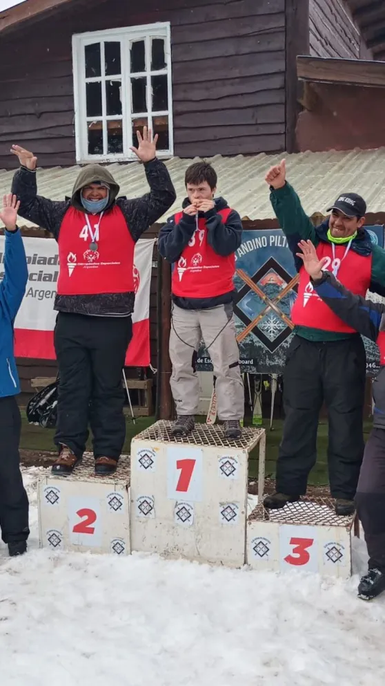 El esquí adaptado local hizo podio en el Torneo Nacional de Invierno en El Bolsón